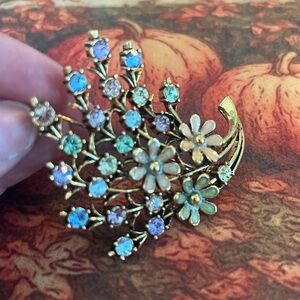 VINTAGE CHARM 
Joan Rivers
Gold Floral Bouquet Brooch